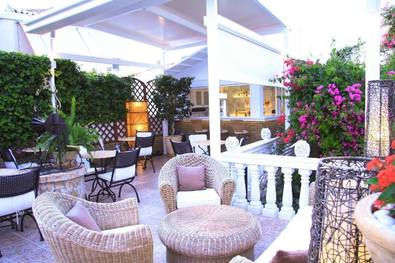 Armata Boutique Hotel Spetses Town Exterior photo